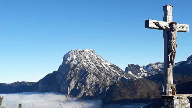 Der Traunstein (l.) forderte am Mittwoch ein Todesopfer. Ein Bergsteiger stürzte 80 Meter ab. (Bild: Klemens Fellner)