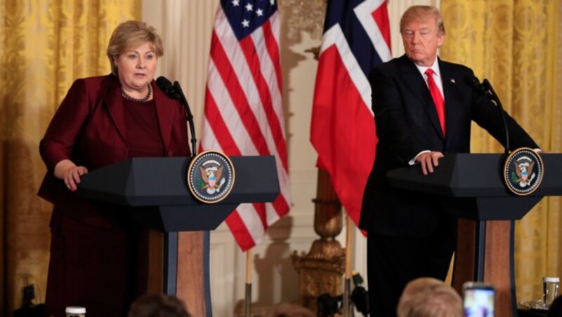Norwegens Premierministerin Erna Solberg und US-Präsident Donald Trump bei einer Pressekonferenz im Weißen Haus (Bild: AP)