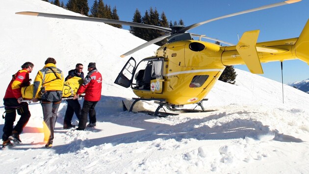 Zwei Skifahrer wurden verletzt ins Spital geflogen (Symbolbild). (Bild: APA/GEORG HOCHMUTH (Symbolbild))