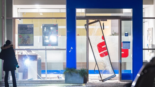 Beim Bankomat-Coup in Buchkirchen bei Wels wurde das Foyer der Bank schwer beschädigt. (Bild: FOTOKERSCHI.AT/KERSCHBAUMMAYR)
