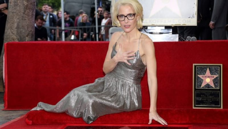 Auf dem Hollywood-Boulevard enthüllte Gillian Anderson die 2.625. Plakette und ging vor jubelnden Fans und Fotografen auch auf dem im Bürgersteig eingesetzten Stern zu Boden.
 (Bild: 2018 Invision)