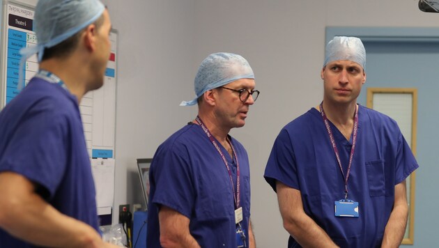 Prinz William im Gespräch mit Chirurgen im "The Royal Marsden Hospital" in Chelsea in London (Bild: AFP or licensors)
