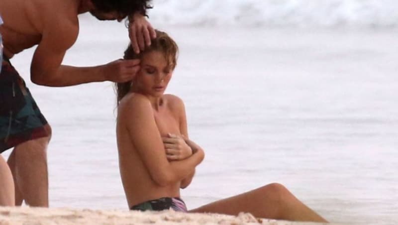 Rosie Huntington-Whiteley beim Oben-ohne-Shooting (Bild: www.PPS.at)