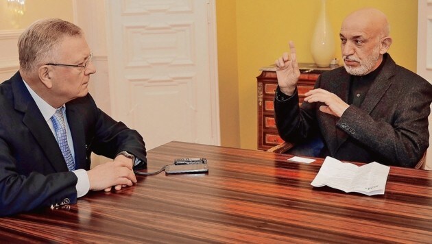Der afghanische Ex-Präsident Hamid Karzai im Gespräch mit "Krone"-Redakteur Kurt Seinitz (Bild: Klemens Groh)