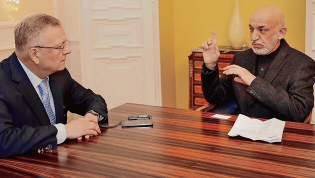 Der afghanische Ex-Präsident Hamid Karzai im Gespräch mit "Krone"-Redakteur Kurt Seinitz (Bild: Klemens Groh)