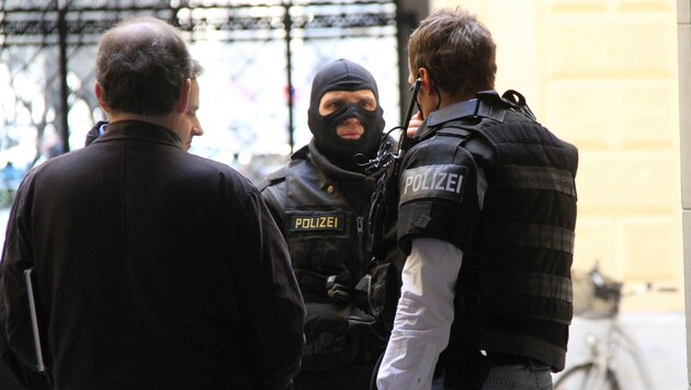 Polizeieinsatz (Symbolbild), weil ein Mann in einem Linzer Lokal mit einem Spielzeugrevolver drohte. (Bild: Sepp Pail)