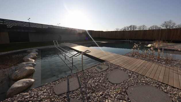 Das neue Freizeitbad in Ried wird Anfang Februar eröffnet - und soll plötzlich viel teurer sein. (Bild: Daniel Scharinger)