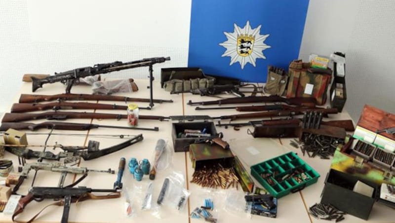 Bei einem mutmaßlichen deutschen „Reichsbürger“ beschlagnahmte Waffen und Munition. (Bild: Polizei Heilbronn)