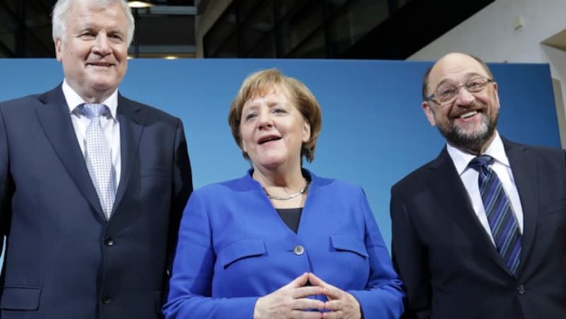 Kanzlerin und CDU-Chefin Angela Merkel mit CSU-Chef Horst Seehofer (li.) und SPD-Chef Martin Schulz (re.) (Bild: AP)