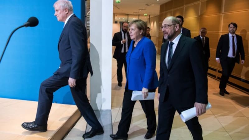 Horst Seehofer, Angela Merkel und Martin Schulz (v.l.) (Bild: APA/dpa/Bernd von Jutrczenka)