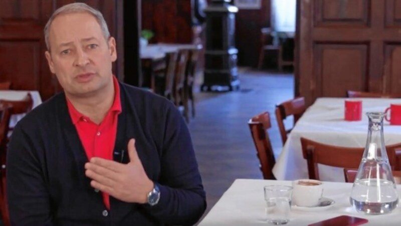 Andreas Schieder träumt im leeren Wirtshaus von der Absoluten. (Bild: SPÖ Wien)