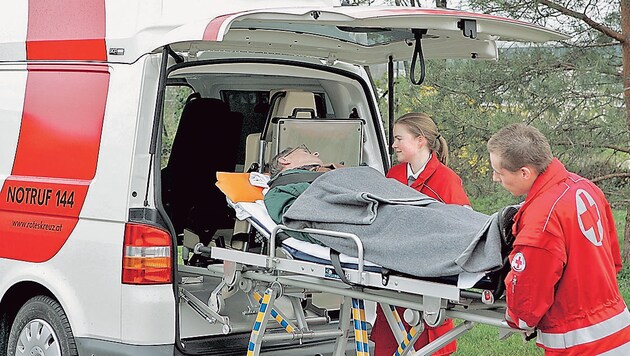 Die Verletzten mussten ins Krankenhaus gebracht werden (Symbolbild) (Bild: ÖRK/Anna Stöcher)