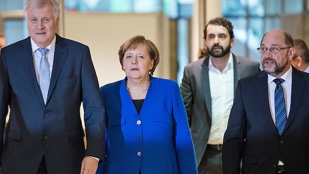 Horst Seehofer, Angela Merkel und Martin Schulz auf dem Weg zur Präsentation ihrer bisherigen Verhandlungsergebnisse (Bild: APA/dpa/Bernd von Jutrczenka)
