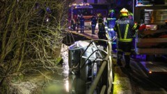 30 Feuerwehrmänner bargen den Wagen des verunglückten Alkolenkers (24) in Schlatt. (Bild: laumat.at / Matthias Lauber)