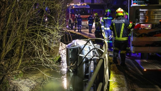 30 Feuerwehrmänner bargen den Wagen des verunglückten Alkolenkers (24) in Schlatt. (Bild: laumat.at / Matthias Lauber)