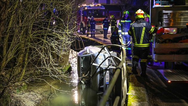 30 Feuerwehrmänner bargen den Wagen des verunglückten Alkolenkers (24) in Schlatt. (Bild: laumat.at / Matthias Lauber)