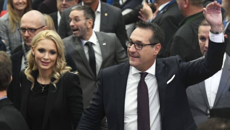 Heinz-Christian Strache mit Gattin Philippa (Bild: APA/HANS PUNZ)