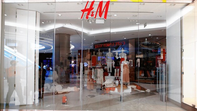 Einer der geplünderten H&M-Stores (Bild: AFP)