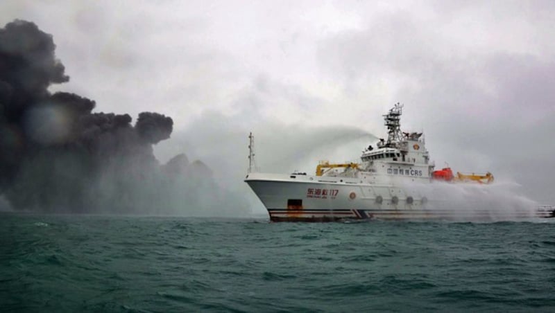 Mehr als ein Dutzend Schiffe standen tagelang im Einsatz. Der Brand konnte aber nicht rechtzeitig gelöscht werden. (Bild: APA/AFP/Transport Ministry of China)