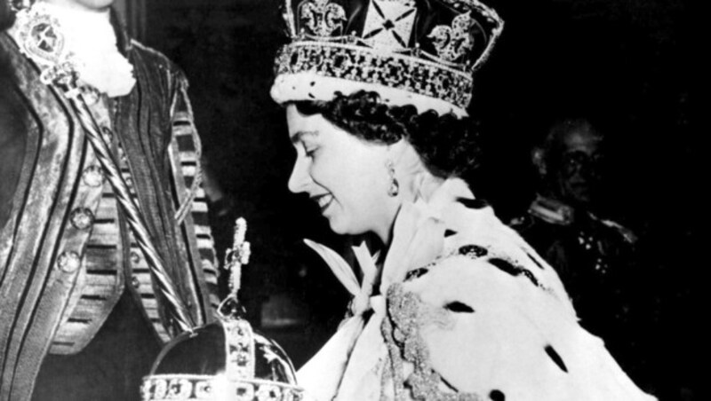 Die frisch und offiziell gekrönte Königin Elizabeth II. am 2. Juni 1953 - da war sie aber nach dem Tod ihres Vaters bereits mehr als ein Jahr die Königin des britischen Volkes. (Bild: AP)