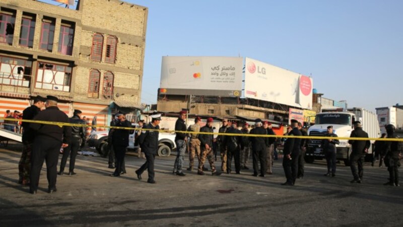 Irakische Sicherheitskräfte sperrten sperrten das Gebiet ab, in dem im Zentrum von Bagdad durch einen doppelten Selbstmordanschlag mehr als 20 Menschen getötet wurden. (Bild: AFP)