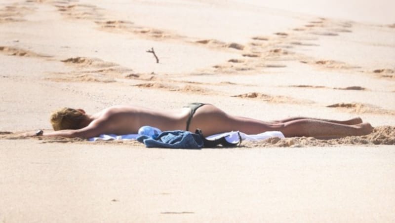 Kelly Rohrbach oben ohne am Strand (Bild: www.PPS.at)