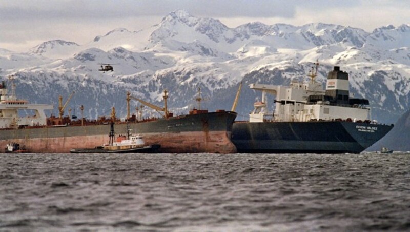 Die auf ein Riff aufgefahrene "Exxon Valdez" (im Hintergrund) vor der Küste Alaskas (Bild: AFP)