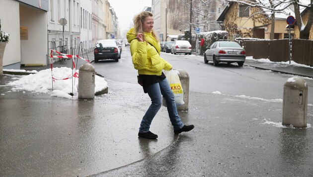Heute sollte man auf Straßen vorsichtig unterwegs sein: Ab Mittag droht in Oberösterreich Blitzeis! (Bild: Kronenzeitung)
