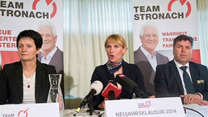 Als die Welt für Hans Mayr noch in Ordnung war: Eine Pressekonferenz des Team Stronach gemeinsam mit seinen damaligen Kolleginnen Kathrin Nachbaur und Waltraud Dietrich (Bild: APA/Neumayr/MMV)