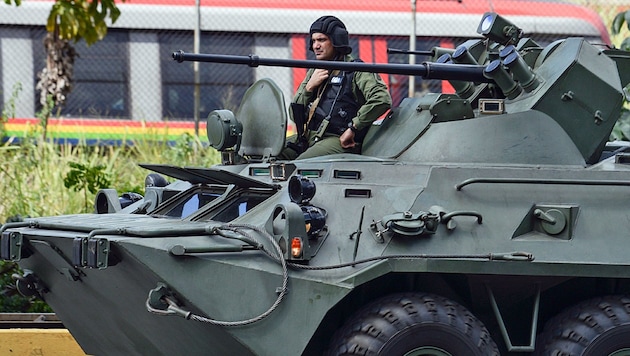 Ein gepanzertes Einsatzfahrzeug der venezolanischen Armee auf dem Weg zum Einsatzort (Bild: APA/AFP/JUAN BARRETO)