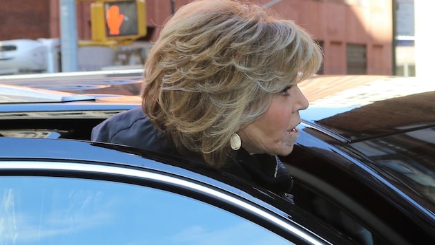 Filmlegende Jane Fonda in New York. Unter ihrer Lippe klebt ein großes Pflaster. (Bild: www.PPS.at)