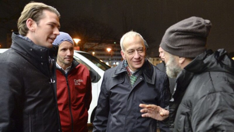 Bundeskanzler Sebastian Kurz, Caritas-Wien-Generalsekretär Klaus Schwertner und Caritas-Chef Michael Landau sprachen erst kürzlich mit Österreichern, die in der Armutsfalle sitzen. (Bild: APA/HERBERT NEUBAUER)