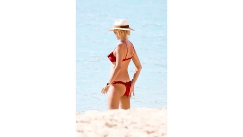 Saint Barts, Karibik, 28°: Viel- Urlauberin Victoria Silvstedt, Model und Quiz-Moderatorin ("La roue de la fortune"), mit 43 noch top in Form. (Bild: www.PPS.at)