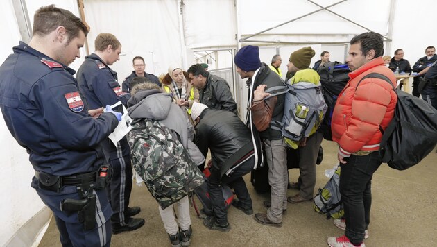 Migranten bei ihrer Ankunft in Österreich (Bild: Klemens Groh)
