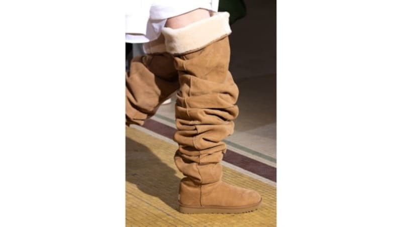 UGG kooperiert mit Y/Project und bringt hüfthohe Unisex-Fellstiefel auf den Markt. (Bild: UGG x Y/Project )