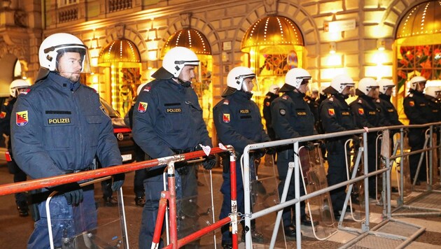Polizeiaufgebot beim Grazer Akademikerball in der City (Bild: Jürgen Radspieler)