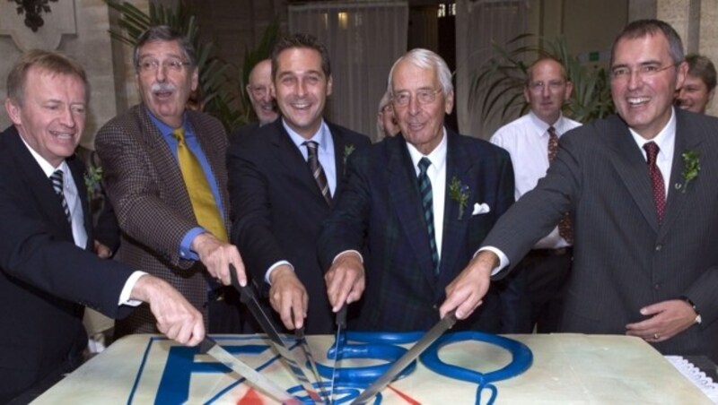 50-Jahr-Feier der FPÖ anno 2006: Hilmar Kabas, Norbert Steger, Heinz-Christian Strache, Alexander Götz und Ewald Stadler (v.l.) (Bild: APA/CHRISTIAN MUELLER)