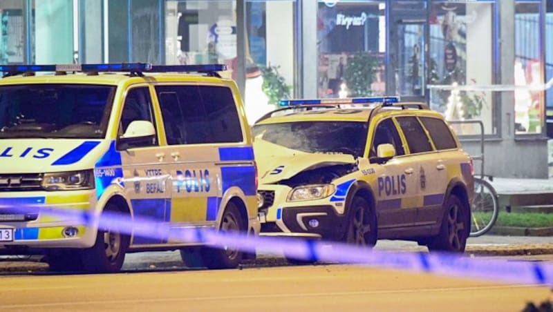 In Malmö gehören auch Angriffe gegen die Polizei zum Alltag. (Bild: AP)
