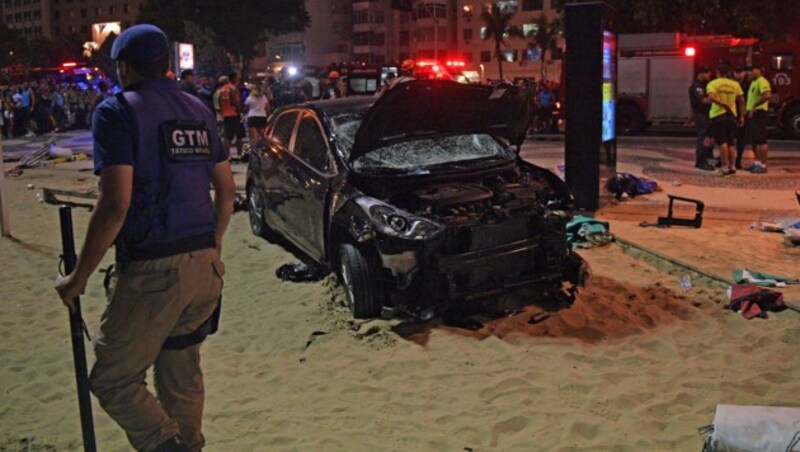 Einsatzkräfte am Unfallort an der Copacabana (Bild: AFP)