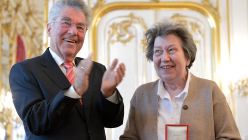 Der damalige Bundespräsident Heinz Fischer mit Ute Bock im Jahr 2012 bei der Auszeichnung Bocks mit dem Goldenen Verdienstzeichen der Republik Österreich (Bild: APA/ROLAND SCHLAGER)