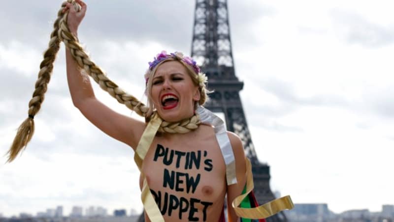 Oben ohne beherrschen aber auch Putins Gegnerinnen - ein "Femen"-Protest in Paris gegen die russische Ukraine-Politik. (Bild: AFP PHOTO/ALAIN JOCARD)