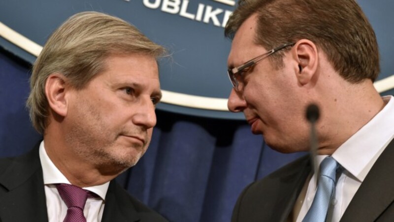 Hahn und der serbische Präsident Aleksandar Vucic (Bild: AFP PHOTO/ANDREJ ISAKOVIC)