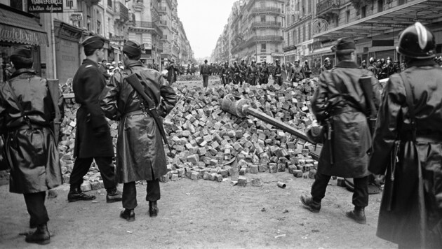 Straßenbarrikaden in Paris im Mai 1968 (Bild: Manuel Bidermanas / akg-images / picturedesk.com)