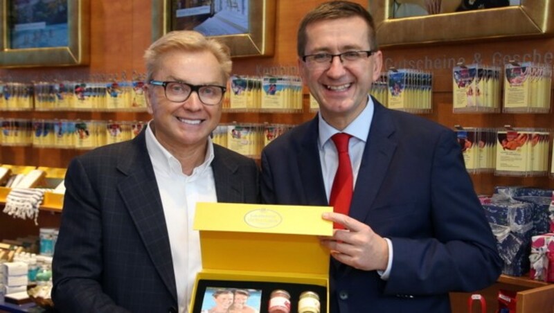 Ernst Kirchmayr mit Eurothermen-Chef Markus Achleitner (rechts). (Bild: Eurothermen/Andreas Maringer)