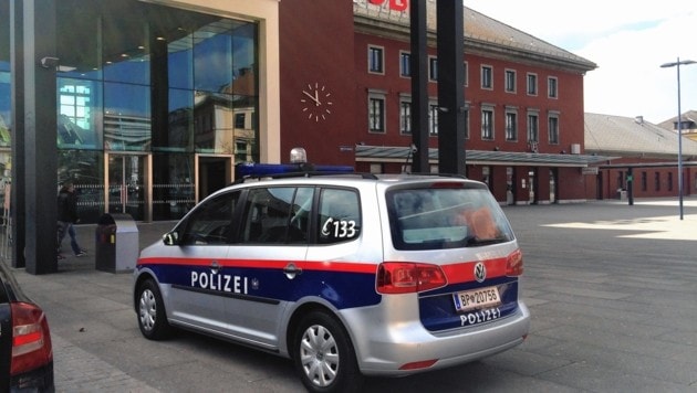 Die Polizei musste bei einem Raufhandel am Klagenfurter Hauptbahnhof einschreiten (Bild: Christian Rosenzopf)