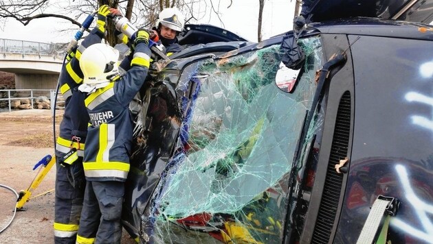 Auch das will gelernt sein: Richtige Fahrzeugabsicherung und Umgang mit Rettungsgerät (Bild: Landesfeuerwehrverband Kärnten)