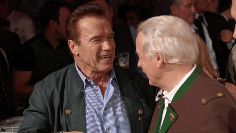 Arnold Schwarzenegger und Wirt Balthasar Hauser im Rahmen der "Weißwurstparty 2018" beim Stanglwirt in Going (Bild: ROLAND SCHLAGER / APA / picturedesk.com)