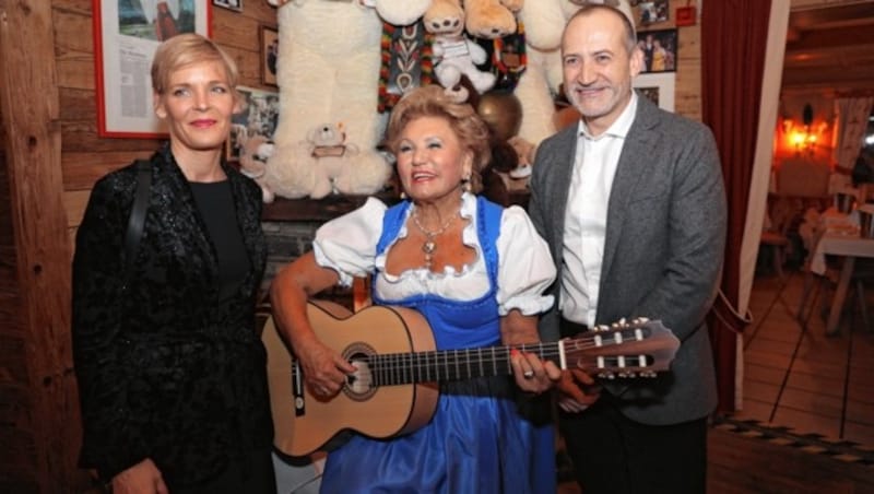 Als passionierte Wirtin ist es für Rosi Schipflinger längst Tradition, für ihre Gäste zu singen – diesmal für A1-Chef Alejandro Plater und seine Frau. (Bild: BiKri)