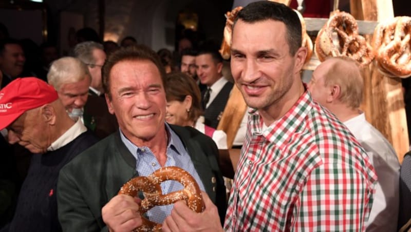 Arnold Schwarzenegger und Wladimir Klitschko (Bild: APA/ROLAND SCHLAGER)