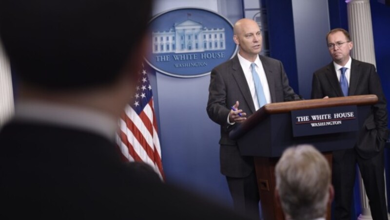 Der für legislative Fragen zuständiger Berater des Weißen Hauses, Marc Short, und Budgetdirektor Mick Mulvaney (Bild: AFP)